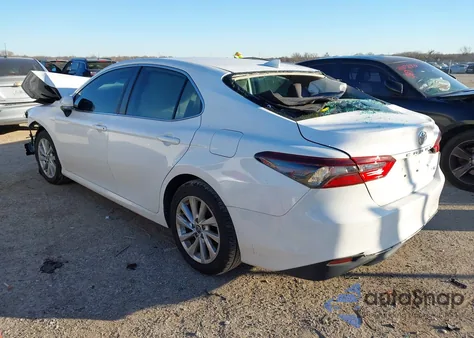 2021 Toyota Camry Le z USA, uszkodzony, nr VIN 4T1R11AK6MU577717